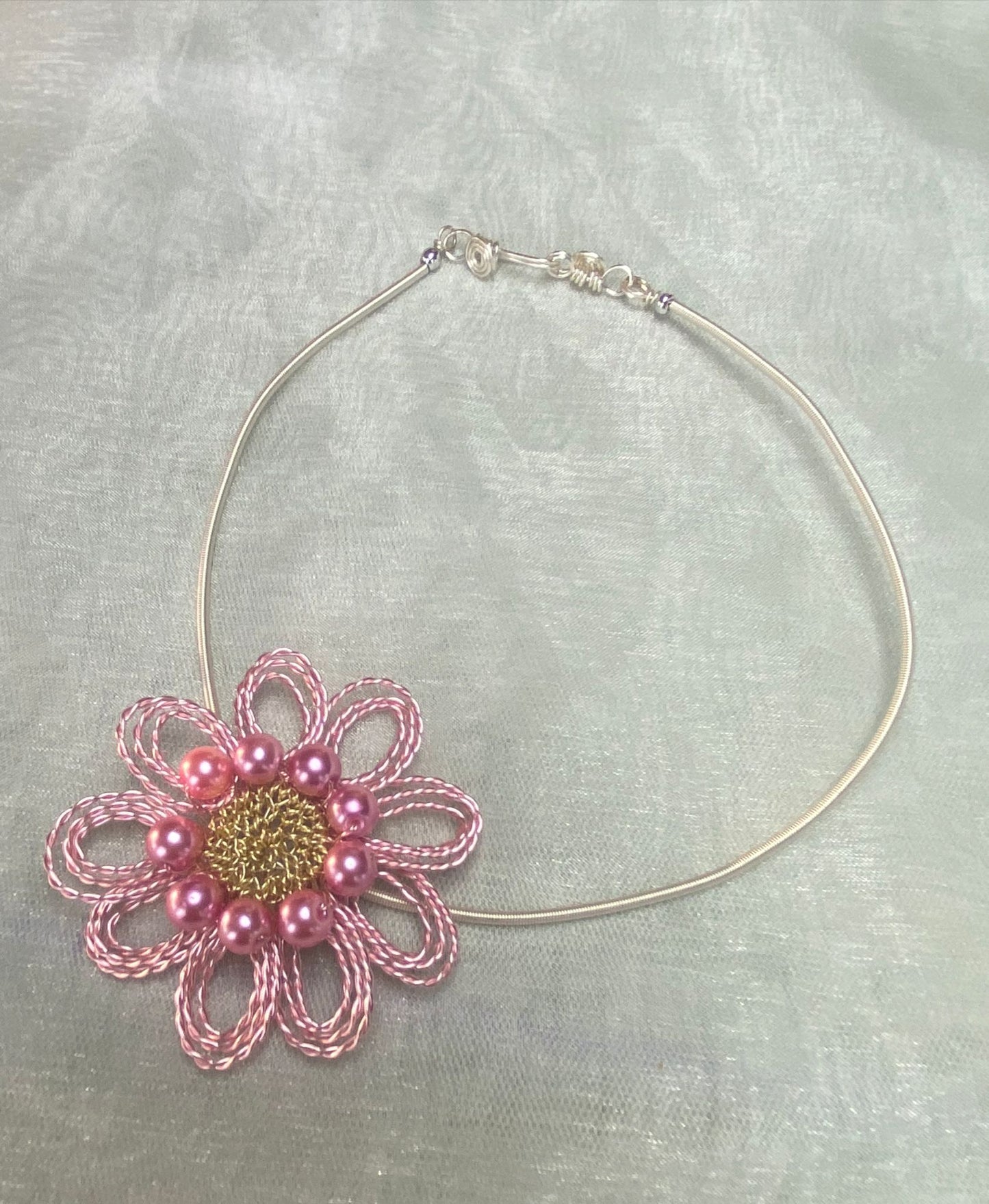 Collar de flor entorchada