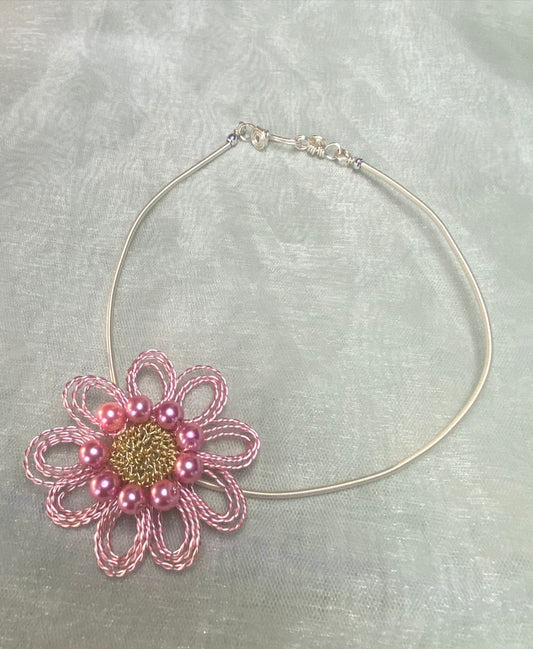 Collar de flor entorchada